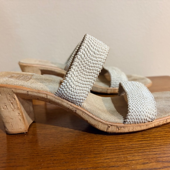 Share Mootsies Tootsies Beige Slip on Sandals Women's 10M - Picture 2 of 8